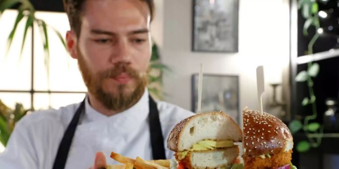 Chicken-Burger mit Laborfleisch Chicken-Burger mit Laborfleisch