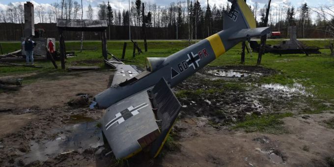 Russland, Moskau: Ein nachempfundenes Flugzeug der deutschen Luftwaffe mit Hakenkreuz steckt auf einem nachgestellten Schlachtfeld im Boden. Die Szene ist Teil des vom Verteidigungsministerium aus dem Boden gestampfte «Patriot-Park», der auch das grösste Kriegsmuseum des Landes beherbergt. 80 Jahre Überfall auf die Sowjetunion