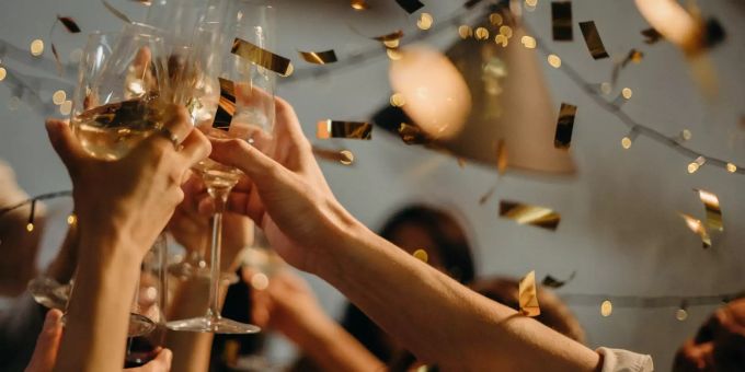 Mit alkoholfreien Getränken bleibt der Kater am nächsten Morgen aus. Party Champagner