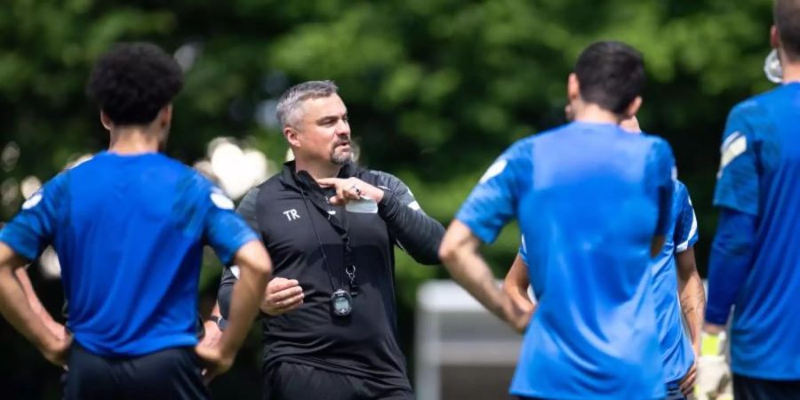 Bochum-Trainer Thomas Reis (2.v.l.) bereitet seine Mannschaft auf die Bundesliga vor. Foto: Marius Becker/dpa