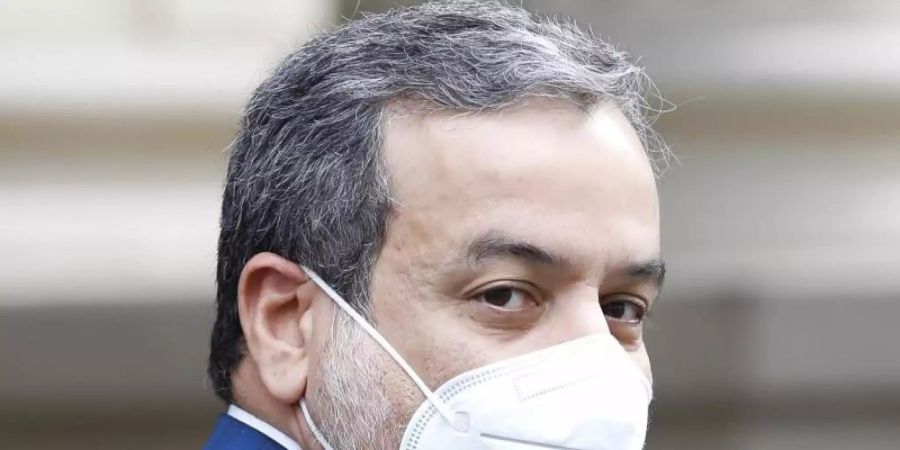 Abbas Araghchi verlässt das Grand Hotel Wien, in dem Gespräche zur Rettung des Atomabkommens mit dem Iran geführt werden. Foto: Lisa Leutner/AP/dpa/Archivbild