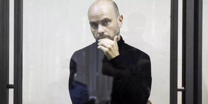 Andrej Piwowarow steht während seiner Gerichtsverhandlung in Krasnodar hinter einer Glaswand. Foto: -/AP/dpa Piwowarow