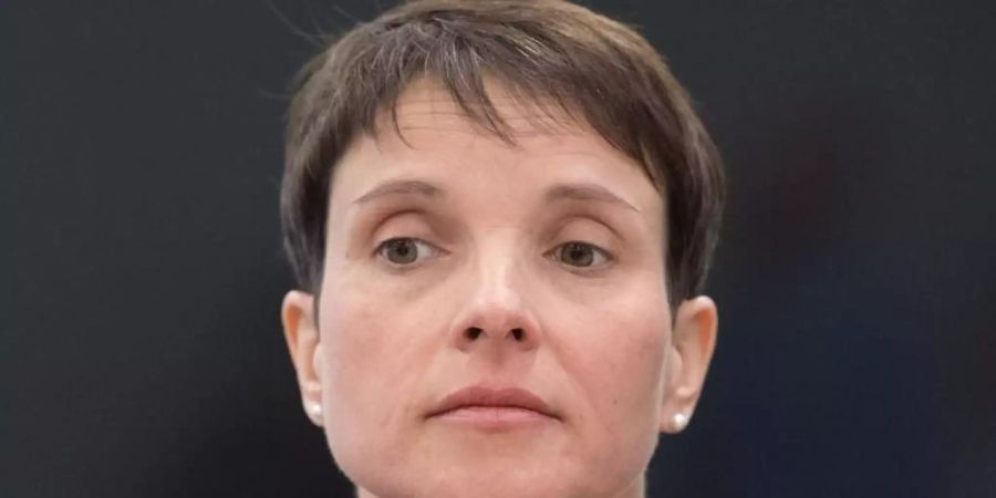 Frauke Petry sitzt vor Beginn einer Verhandlung im Gerichtssaal. Die ehemalige AfD-Chefin muss sich erneut wegen Steuerhinterziehung und Subventionsbetrugs vor Gericht verantworten. Foto: Sebastian Kahnert/zb/dpa