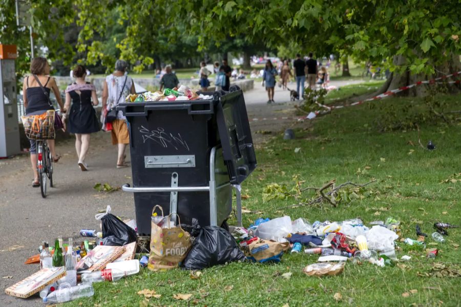 Abfall rund um einen Container verteilt in Genf am 8. August 2020.