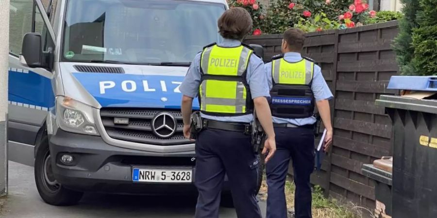 Bei einer Clan-Razzia im Ruhrgebiet haben Einsatzkräfte am frühen Donnerstagmorgen 21 Objekte in Dortmund und angrenzenden Städten durchsucht. Foto: Justin Brosch/dpa