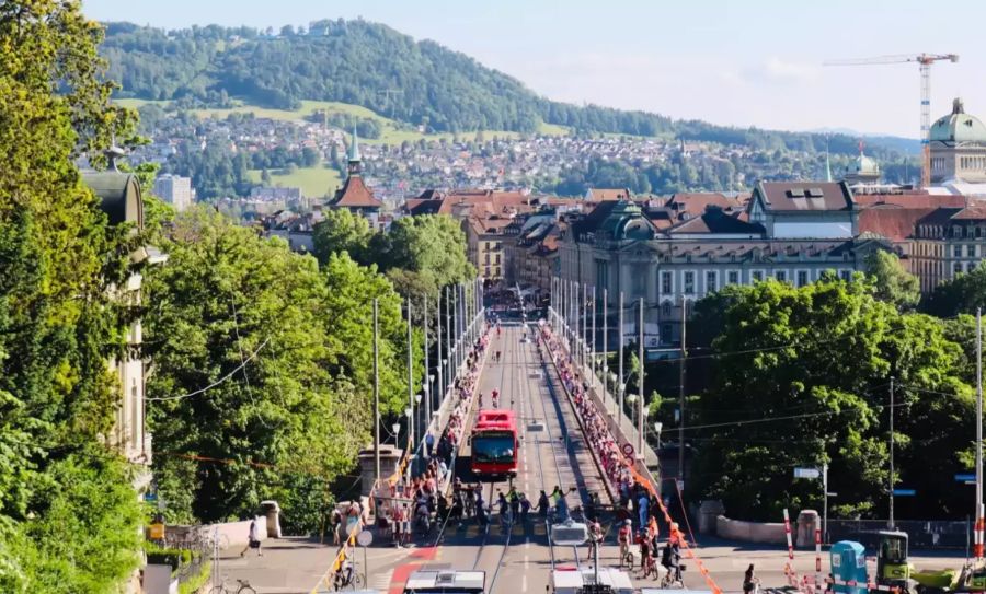 In Bern bildete sich eine kilometerlange Menschenkette vom Waisenhausplatz bis über die Kornhausbrücke.