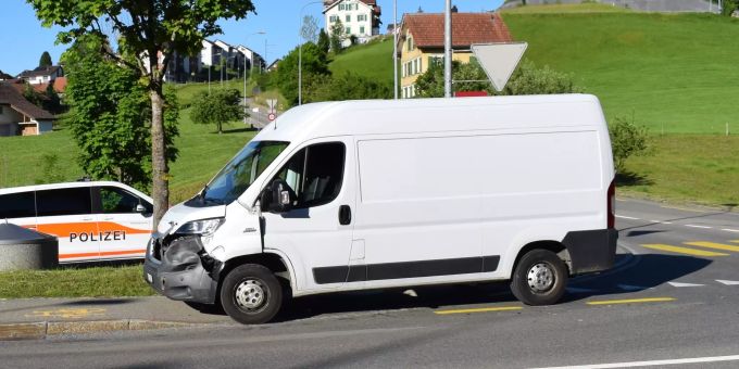 Es kam zu einer Kollision zwischen einem Lieferwagen und einem Postauto in Waldstatt.