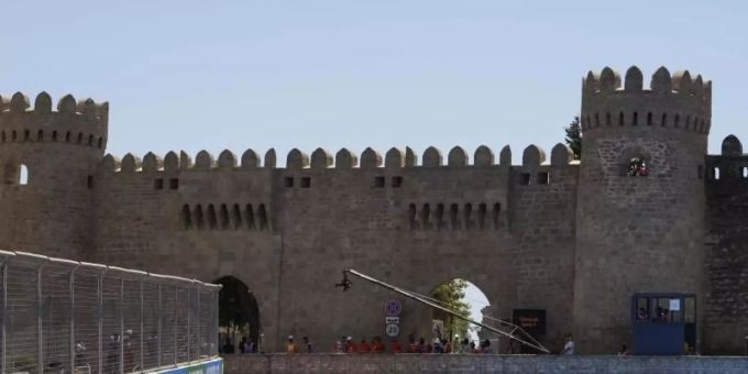 Braucht in Baku eine deutliche Steigerung um wieder an die Spitze zu kommen: Lewis Hamilton dreht in Baku Trainingsrunden. Foto: Darko Vojinovic/AP/dpa Braucht in Baku eine deutliche Steigerung um wieder an die Spitze zu kommen: Lewis Hamilton dreht in Baku Trainingsrunden. Foto: Darko Vojinovic/AP/dpa