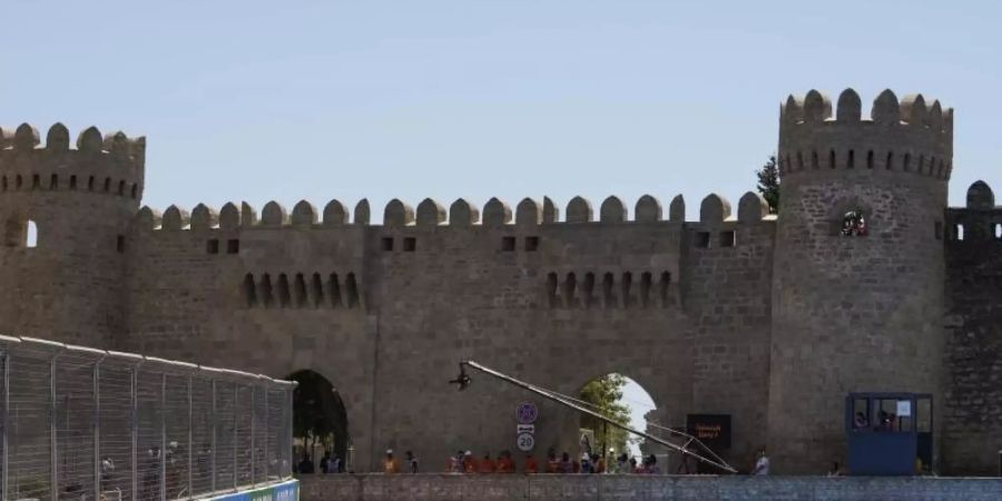 Braucht in Baku eine deutliche Steigerung um wieder an die Spitze zu kommen: Lewis Hamilton dreht in Baku Trainingsrunden. Foto: Darko Vojinovic/AP/dpa