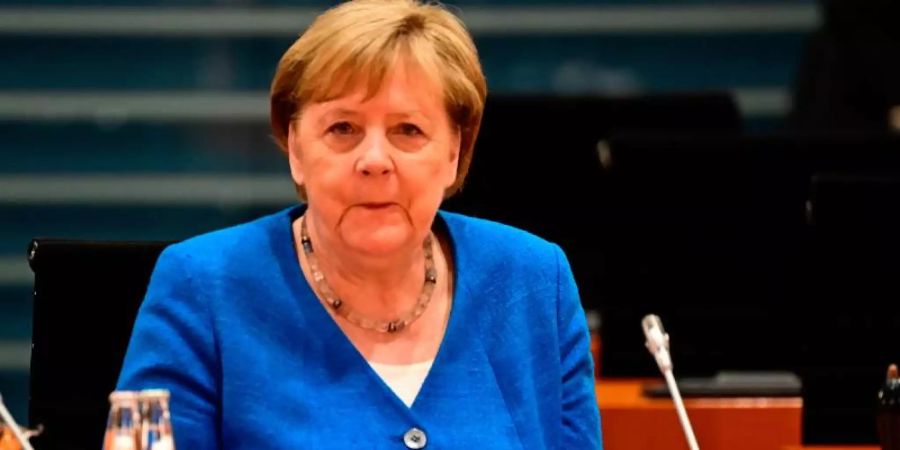 Angela Merkel war nach dem EM-Aus des DFB-Teams «enttäuscht und ein bisschen traurig». Foto: Tobias Schwarz/AFP/POOL/dpa