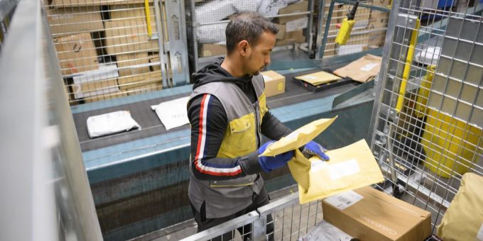 Ein Mitarbeiter der Post. post