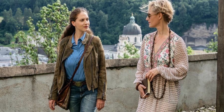 Irene Russmeyer (Fanny Krausz, l.) und Sabine Waibel (Paula Opitz) bei einem Spaziergang durchs Kapuzinerkloster.