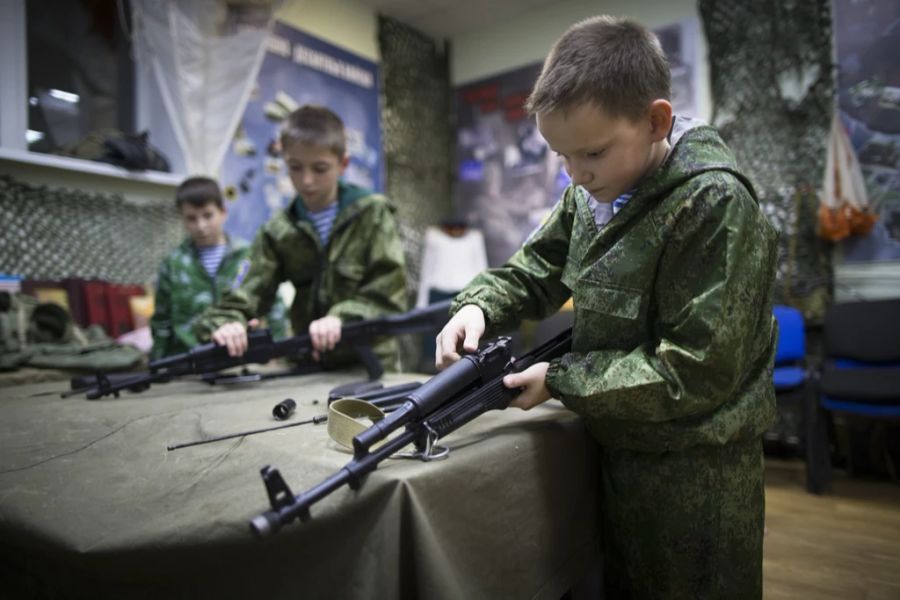 Es gibt aber Berichte, wonach öffentliche Schulen von sich aus ganze Klassen für Putins Jugendarmee anmeldeten. (Archivbild)