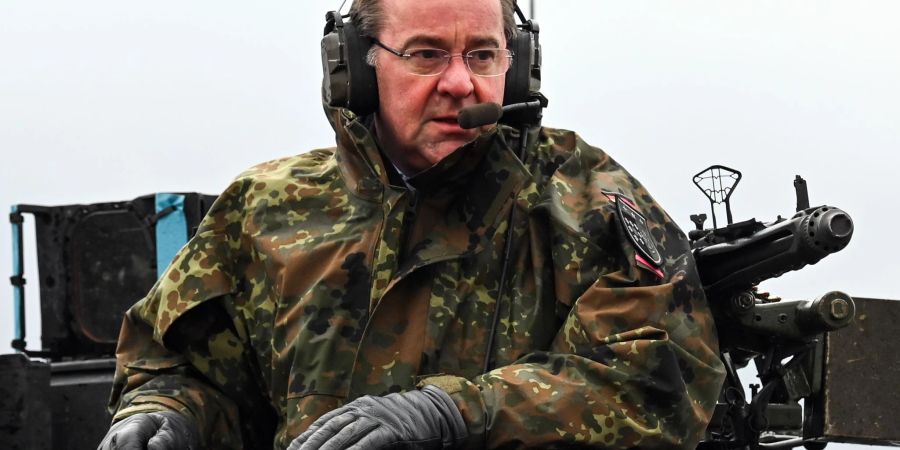 Boris Pistorius in einem Leopard 2 A6 des Panzerbataillons 203 der Bundeswehr.