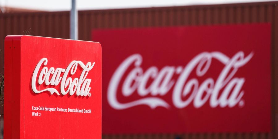 Die Coca-Cola-Belegschaft in Deutschland fordert mehr Geld unter anderem für Auszubildende.