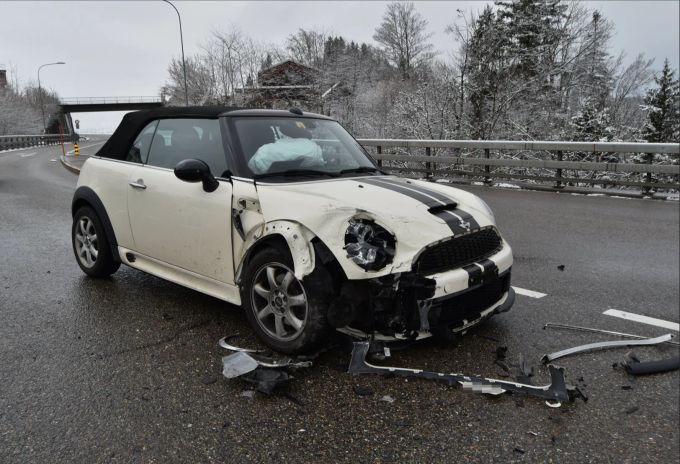 Beide Personenwagen mussten abgeschleppt werden. Appenzell Ausserrhoden