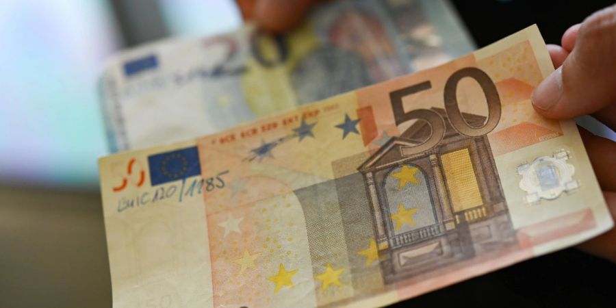 Die Bundesbank zeigt gefälschte 20-Euro- und 50-Euro-Geldscheine.