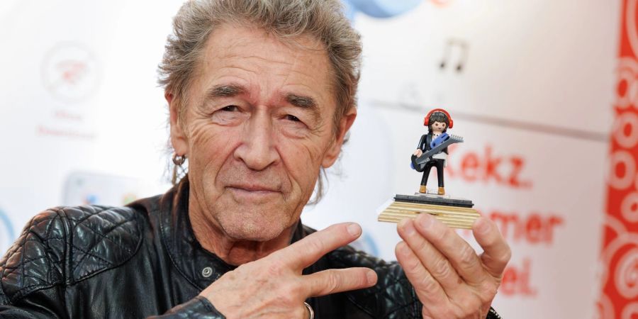 Peter Maffay auf der Spielwarenmesse in Nürnberg mit «seiner» Playmobil-Figur.