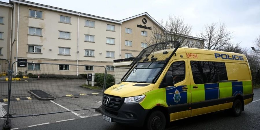 Polizeiwagen vor dem Hotel in Knowsley