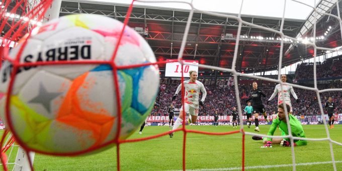 Leipzigs Emil Forsberg (M) trifft gegen Eintracht Frankfurt. Leipzigs Emil Forsberg (M) trifft gegen Eintracht Frankfurt.