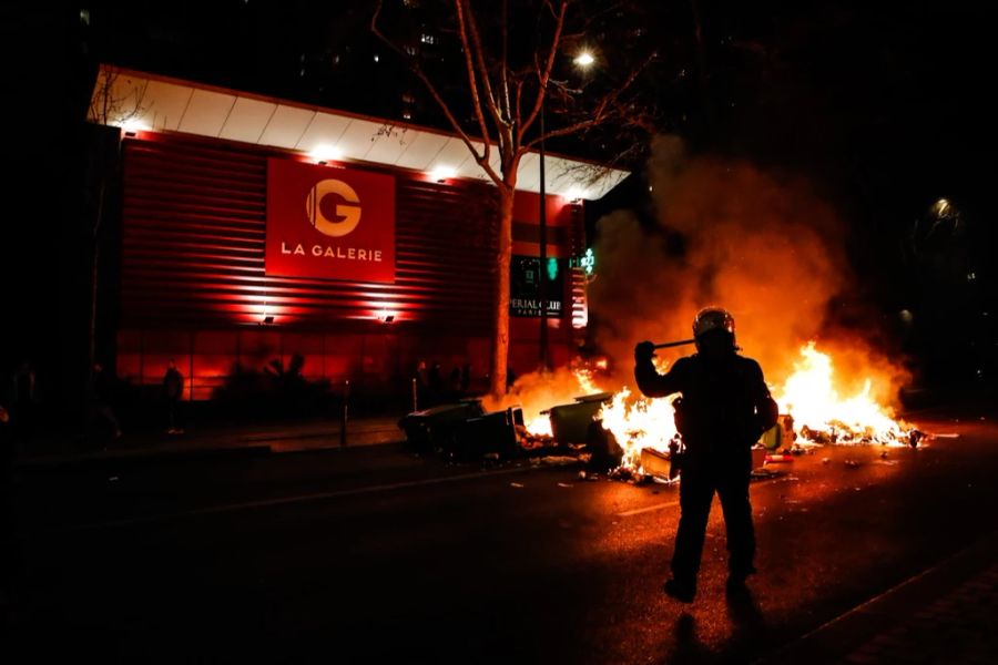 Demonstranten in Frankreich haben eine flammende Barrikade errichtet.