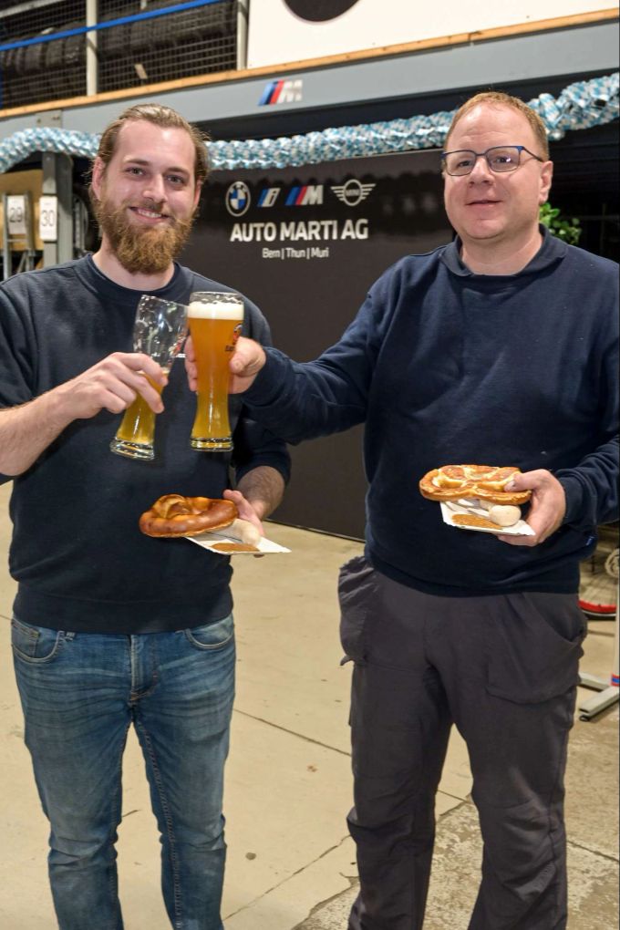 Rene Stettler (r, Inhaber Garage Stettler, Meiringen) mit Kundendienstberater Stefan Herren.