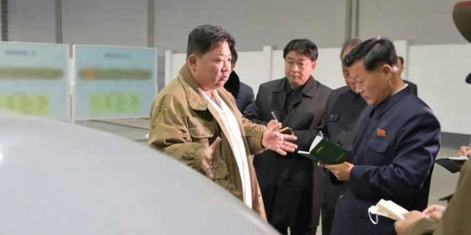Nordkoreas Machthaber Kim auf einem offiziellen Foto der staatlichen Nachrichtenagentur KCNA. (Archivbild) Nordkoreas Machthaber Kim