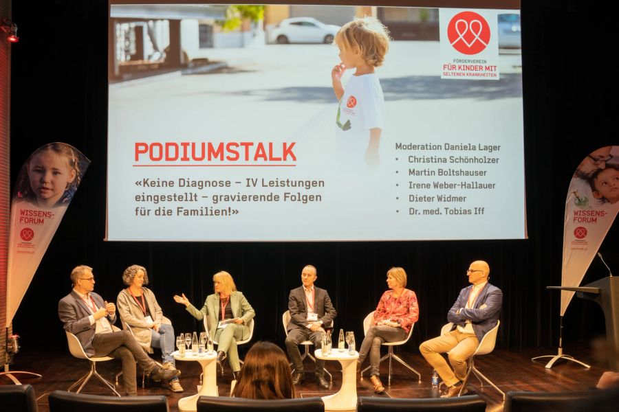 Die Podiumsdiskussion mit Martin Boltshauser (l), Christina Schönholzer (2.v.l.), Daniela Lager (3.v.l.), Dieter Widmer, (3.v.r.), Irene Weber-Hallauer (2.v.r) und Dr. med. Tobias Iff (r).