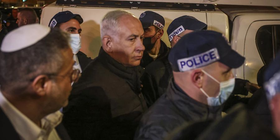 Benjamin Netanjahu (M), Premierminister von Israel, besucht den Tatort in der Nähe einer Synagoge. Foto: Oren Ziv/dpa