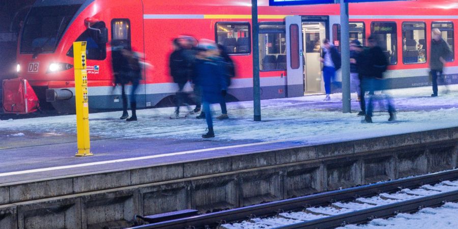 Fahrgäste steigen auf dem Hauptbahnhof in Schwerin aus einem Regionalzug.