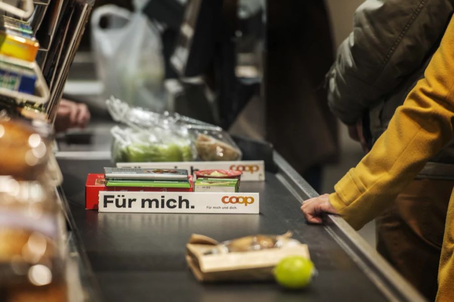 Eine Frau wurde im April 2024 in einer Aarauer Coop-Filiale beim Klauen erwischt. (Symbolbild)