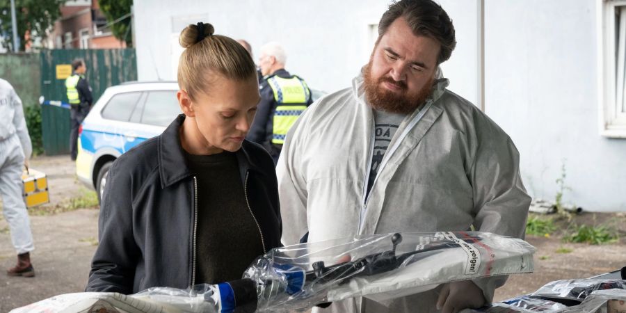 Helen Dorn (Anna Loos) und Weyer (Tristan Seith) haben ein Gewehr sichergestellt.