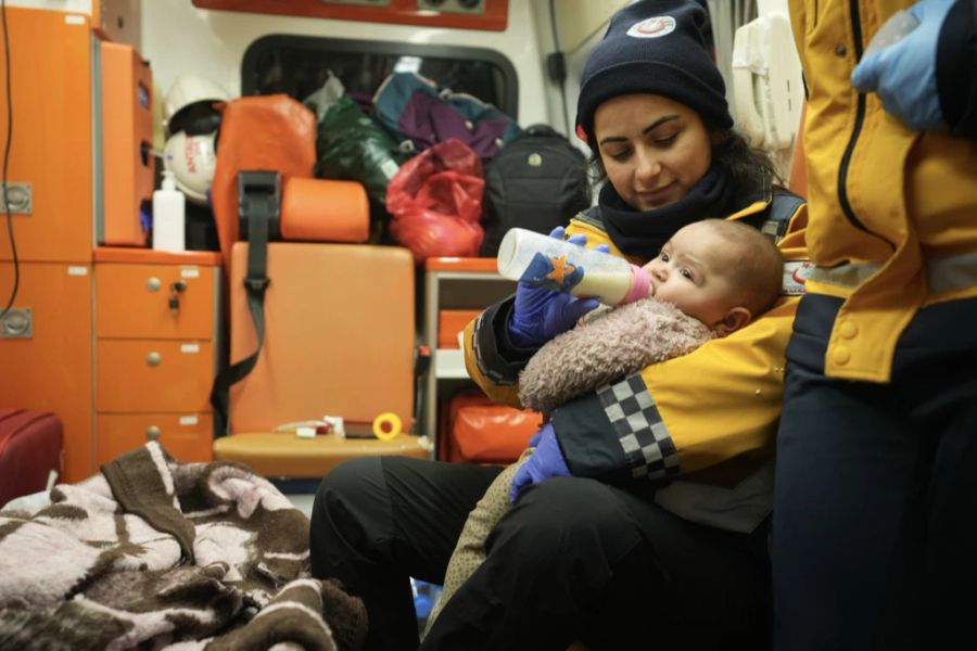 Auch die Schweizer Rettungskräfte holten eine Mutter und ihr Baby aus den Trümmern.