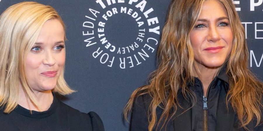 Reese Witherspoon (l.) hat Jennifer Aniston herzliche Geburtstagsgrüsse geschickt.