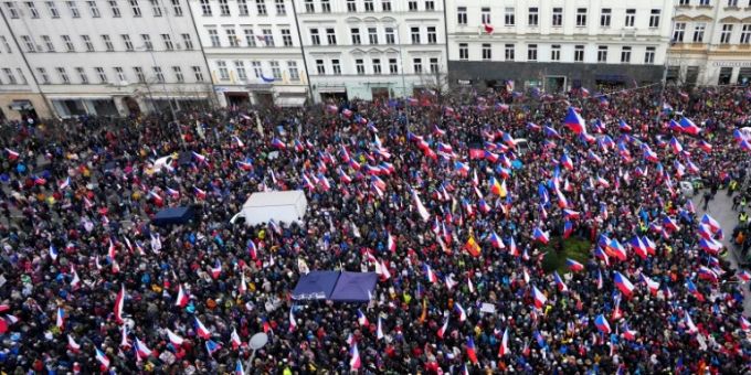 Prag - Tausende protestieren in Prag gegen Regierung