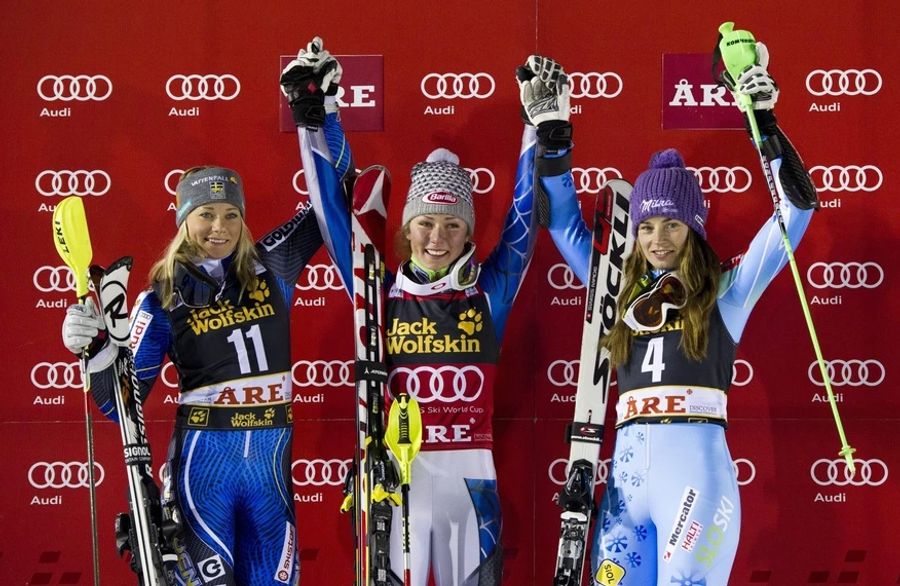 Im Dezember 2012 feiert die damals erst 17-jährige Mikaela Shiffrin (m) im schwedischen Are ihren allerersten Weltcup-Sieg.