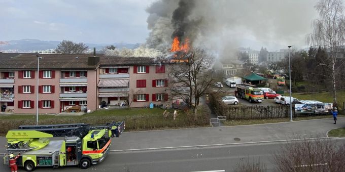Übersichtsaufnahme des Brandes eines Mehrfamilienhauses Übersichtsaufnahme des Brandes eines Mehrfamilienhauses