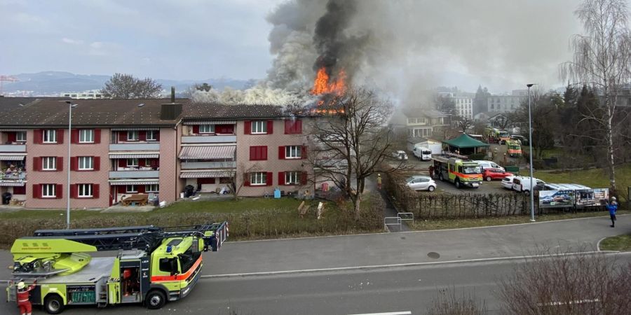 Übersichtsaufnahme des Brandes eines Mehrfamilienhauses