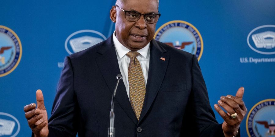 US-Verteidigungsminister Lloyd Austin spricht während eines Briefings im Pentagon mit Journalisten.