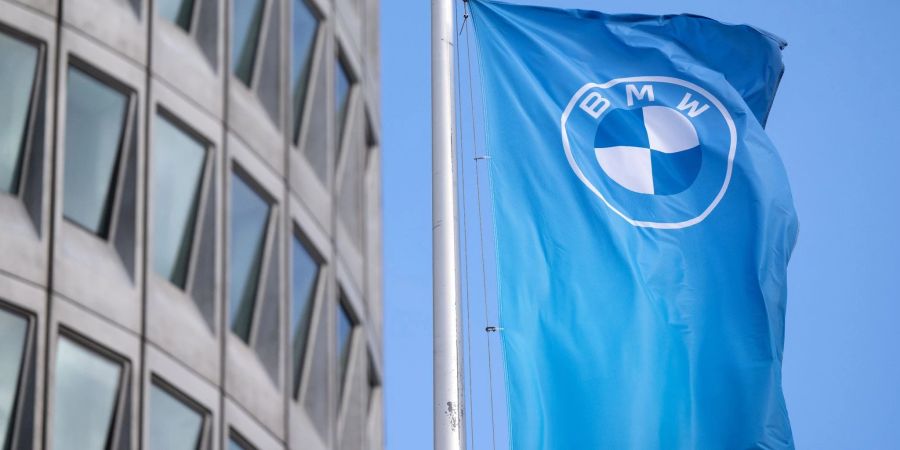 Eine Fahne mit dem BMW-Logo vor der Firmenzentrale in München. Der Automobilhersteller legt neue Quartalszahlen vor.