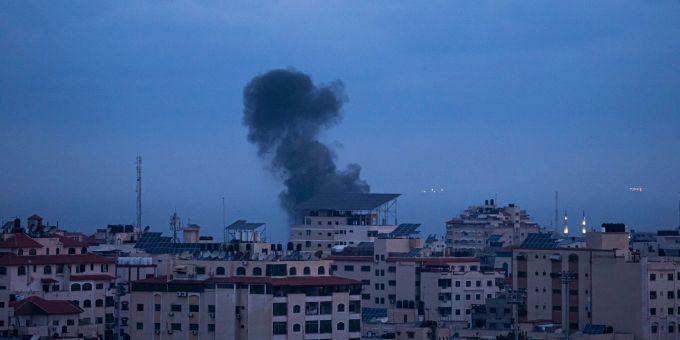 Nach einem Luftangriff im westlichen Gazastreifen steigt Rauch auf. (Archivbild) Gaza