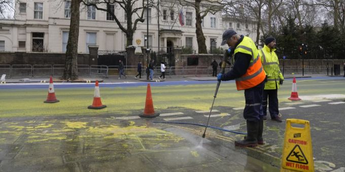 Die Strasse vor der russischen Botschaft in London wurde eingefärbt. ukraine london russland