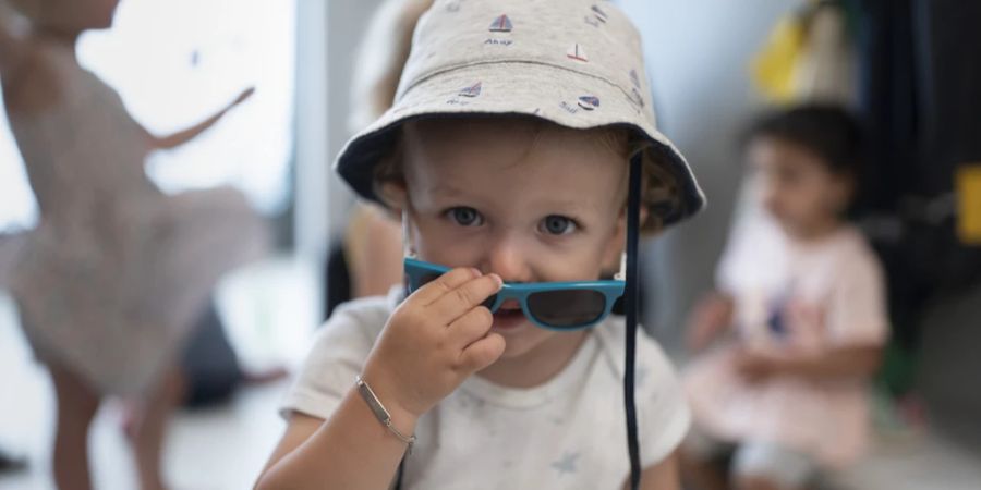 Kita Kind Zürich Sonnenbrille