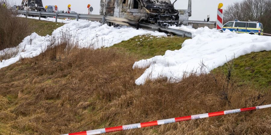 Ein ausgebrannter Geldtransporter steht an der Anschlussstelle Gützkow.