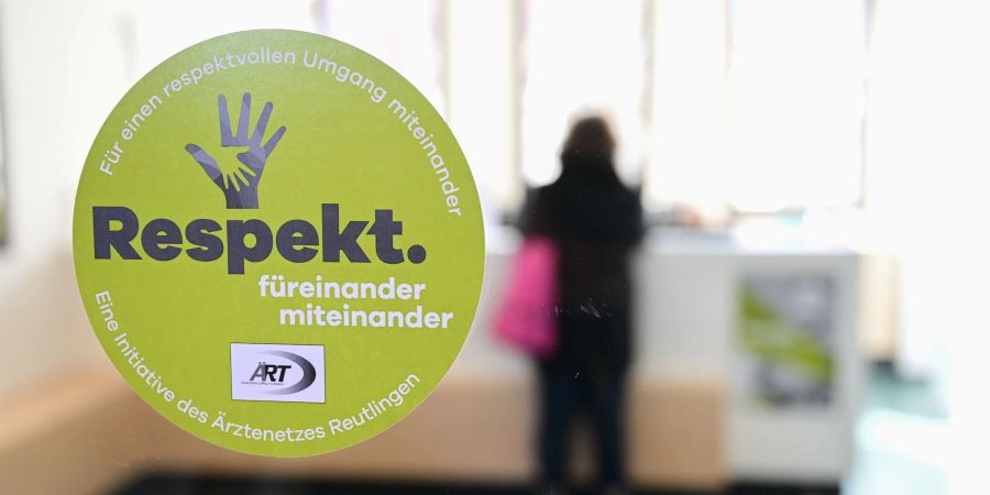Verbale Attacken und Übergrifflichkeiten gegen Praxispersonal: Mit der Aktion «Respekt füreinander miteinander» wollen Ärzte in Baden-Württemberg mehr Bewusstsein für das Problem schaffen wollen.
