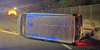 A2 / Sissach BL - Lieferwagen prallt ins Überleitsystem von Tunnel
