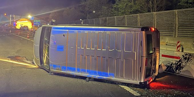 Sissach BL/Autobahn A2: Lieferwagen-Lenker verursacht Selbstunfall Sissach BL/Autobahn A2: Lieferwagen-Lenker verursacht Selbstunfall