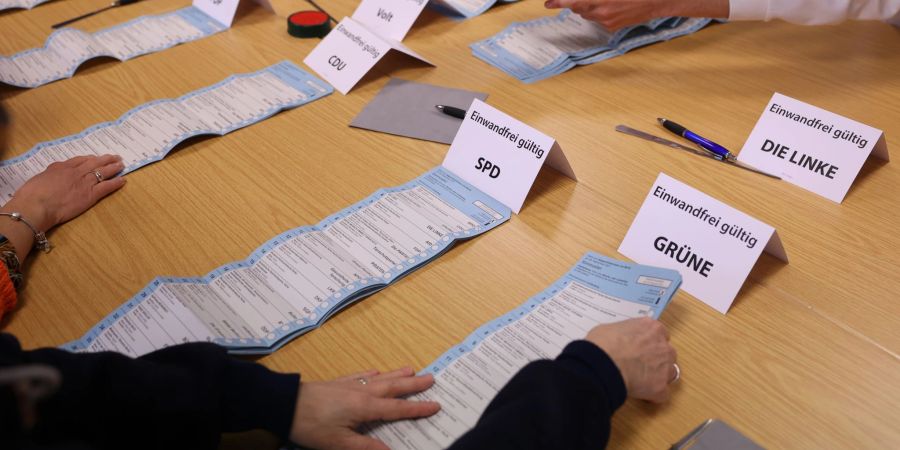 Nach der Wiederholungswahl zum Berliner Abgeordnetenhaus werden bei einer öffentlichen Auszählung Wahlbriefe im Bezirk Lichtenberg nachgezählt.