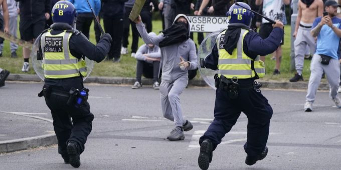 In England ist es nach im Netz verbreiteter Desinformation zu Krawallen gekommen. Krawalle
