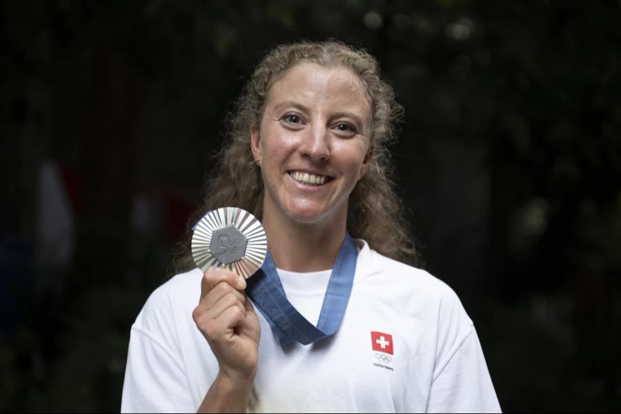 Julie Derron holt im Triathlon Silber.